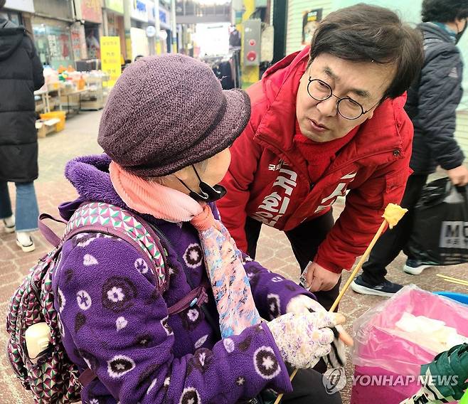 유권자 만난 서병수 (부산=연합뉴스) 오수희 기자 = 7일 오후 부산 구포시장에서 북구갑에 출마한 국민의힘 서병수 후보가 유권자와 인사하고 있다.2024.3.7 handbrother@yna.co.kr