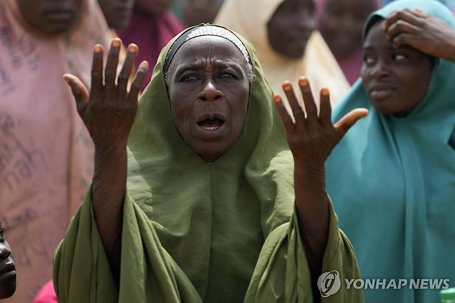 납치된 어린이를 위해 기도하는 나이지리아 여성 [AP 연합뉴스 자료사진. 재배포 및 DB 금지]