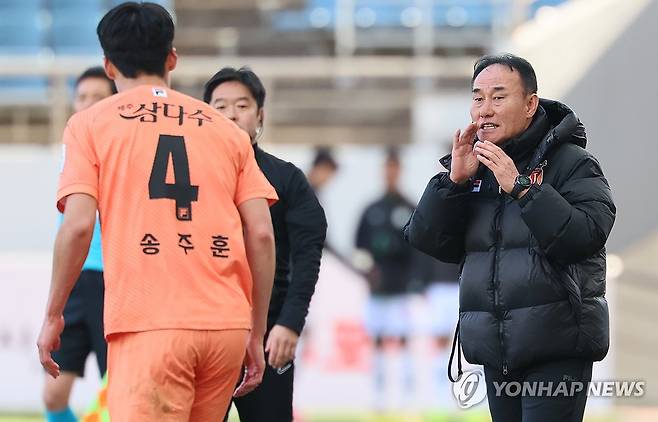 선수들 독려하는 김학범 감독 (서귀포=연합뉴스) 박지호 기자 = 10일 오후 서귀포시 제주월드컵경기장에서 열린 프로축구 하나은행 K리그1 제주유나이티드 대 대전하나시티즌의 경기 후반 제주 김학범 감독이 선수들을 독려하고 있다. 2024.3.10 jihopark@yna.co.kr