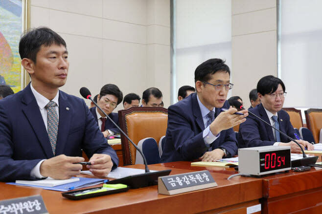 김주현 금융위원장이 국회 정무위원회에서 의원 질의에 답변하고 있다. 사진 왼쪽은 이복현 금융감독원장, 사진 오른쪽은 김소영 금융위 부위원장 모습. (사진=연합뉴스)