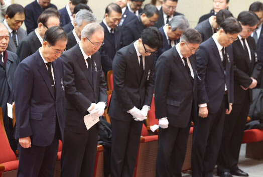 11일 오전 서울 동작구 국립현충원 현충관에서 열린 김영삼 전 대통령의 부인 고 손명순 여사 영결식에서 한덕수 국무총리 및 참석자들이 묵념하고 있다. (사진=연합뉴스)