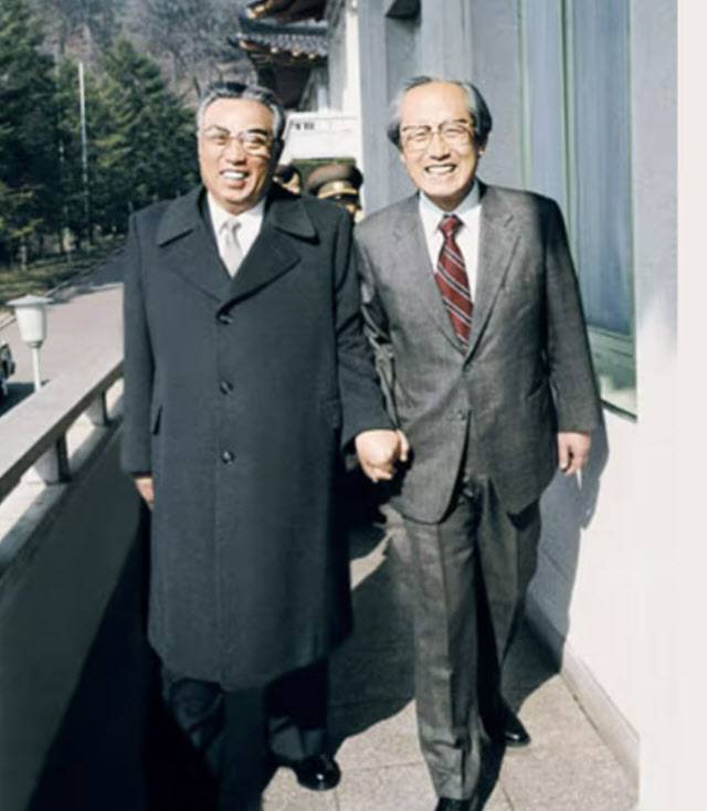 고(故) 문익환 목사의 밀입북 당시 북한 김일성 주석과 함께 찍은 사진. (사진=페이스북 캡처)