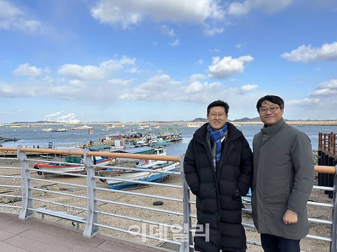 김인현(왼쪽) 교수가 지난 1일 서해 태안 삼일포를 방문해 김영승 서산시청 미래전략담당관과 기념촬영하고 있다. 김 교수 제공.