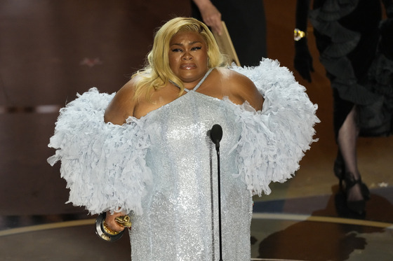 Da'Vine Joy Randolph accepts the award for best performance by an actress in a supporting role for "The Holdovers" during the Oscars on Sunday, March 10, 2024, at the Dolby Theatre in Los Angeles. (AP Photo/Chris Pizzello) 31024130150  〈저작권자(c) 연합뉴스, 무단 전재-재배포, AI 학습 및 활용 금지〉