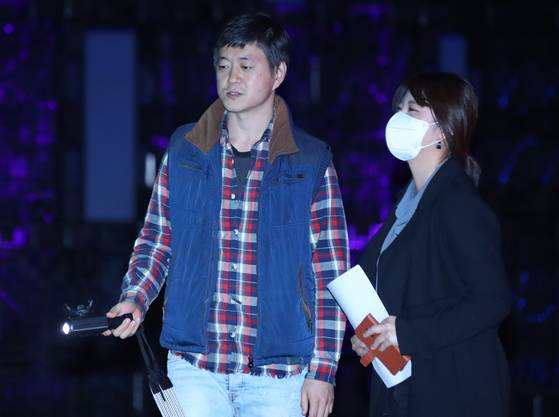 지난해 10월 인천시 영종도 파라다이스 시티에서 문재인 대통령 아들 문준용 작가가 자신의 작품을 취재진에게 설명하고 있다. 〈사진=연합뉴스〉