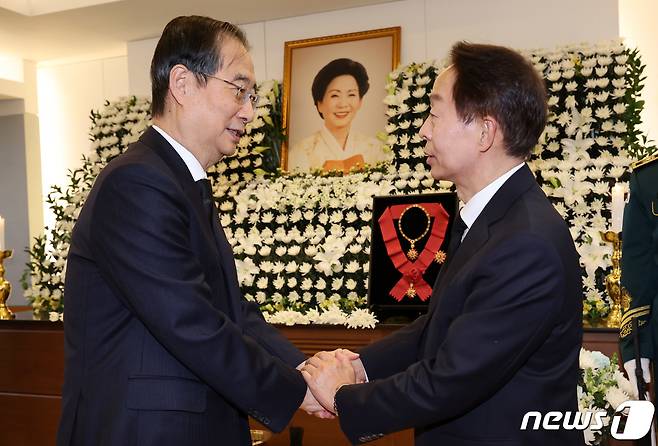 한덕수 국무총리가 8일 오후 서울 종로구 서울대학교병원 장례식장에 마련된 고 김영삼 전 대통령 부인 손명순 여사 빈소를 조문한 뒤 차남 김현철 김영삼대통령기념재단 이사장을 위로하고 있다. (공동취재) 2024.3.8/뉴스1 ⓒ News1 김성진 기자