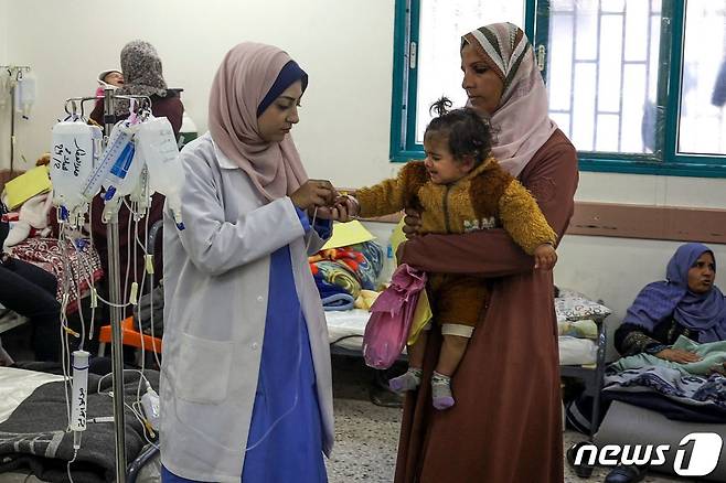 진료받고 있는 가자지구 어린이 <자료사진> ⓒ AFP=뉴스1