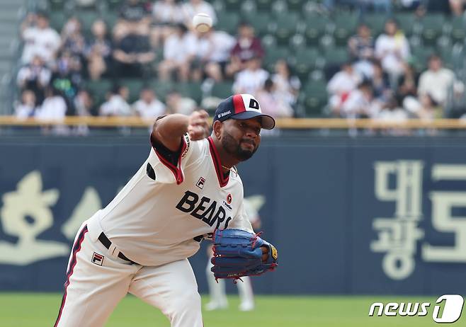 10일 오후 서울 송파구 잠실야구장에서 열린 프로야구 '2023 신한 SOL KBO리그' 삼성 라이온즈와 두산 베어스의 경기에서 두산 선발투수 알칸타라가 역투하고 있다. 2023.9.10/뉴스1 ⓒ News1 구윤성 기자