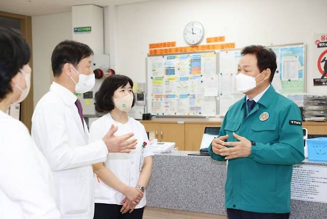 박완수 경남도지사가 마산의료원 의료진과 비상진료상황에 관해 논의하고 있다. [사진제공=경남도청]
