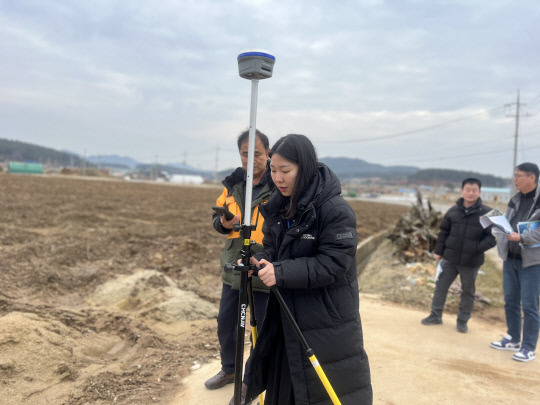 지적 기준점 검사 모습. 충남도 제공.