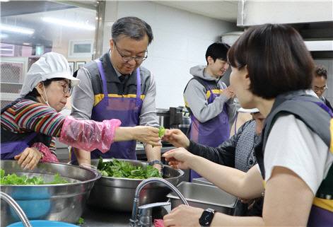 지난 7일 명휘원 종로분원에서 김영성 KB자산운용 대표가 임직원들과 함께 취약계층 어르신을 위한 배식봉사활동을 진행하고 있다.KB자산운용 제공.