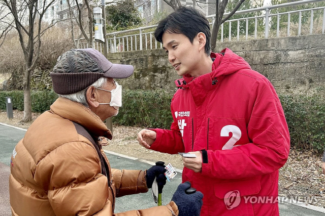 박은식 국민의힘 비상대책위원이 지난 6일 오후 광주 동구 산수동 푸른길공원에서 주민들과 만나 대화하고 있다. 연합뉴스