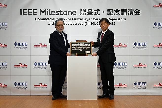 왼쪽부터 2020 IEEE President Fukuda Toshio, 무라타 제작소 대표이사 사장 Nakajima Norio(제공:한국무라타전자)