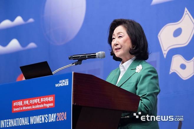 김은미 이화여대 총장이 8일 열린 세계여성의 날 기념행사에서 기조연설을 했다. 사진= 이화여대