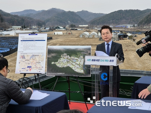 육동한 춘천시장이 11일 기업혁신파크 예정 부지에서 현장 브리핑을 하고 있다.