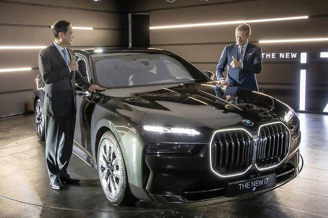 이재용 삼성전자 회장이 지난 2022년 말 인천 영종도 BMW 드라이빙 센터에서 올리버 집세 BMW 회장과 BMW 전기차 '뉴 i7'를 살펴본 후 함께 엄지 손가락을 치켜들고 있다. 삼성전자 제공