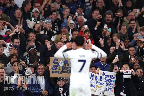 사진=게티이미지.&nbsp;토트넘 훗스퍼는 10일 오후 10시(한국시간) 영국 버밍엄에 위치한 빌라 파크에서 열린 2023-24시즌 프리미어리그(PL) 28라운드에서 아스톤 빌라에 4-0 승리를 거뒀다. 승점 3점을 추가한 토트넘은 리그 5위(승점53)를 유지했다. 4위 아스톤 빌라(승점55)보다 한 경기 덜 치른 가운데 승점 2점 차로 격차를 좁혔다.&nbsp;