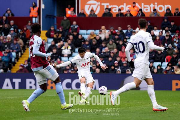사진=게티이미지.&nbsp;토트넘 훗스퍼는 10일 오후 10시(한국시간) 영국 버밍엄에 위치한 빌라 파크에서 열린 2023-24시즌 프리미어리그(PL) 28라운드에서 아스톤 빌라에 4-0 승리를 거뒀다. 승점 3점을 추가한 토트넘은 리그 5위(승점53)를 유지했다. 4위 아스톤 빌라(승점55)보다 한 경기 덜 치른 가운데 승점 2점 차로 격차를 좁혔다.&nbsp;