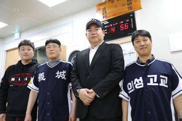 윤영준(왼쪽부터) 야구부장, 김광현 교감, 김형근 의성고 감독, 신은식 교장. 의성=박상은 기자