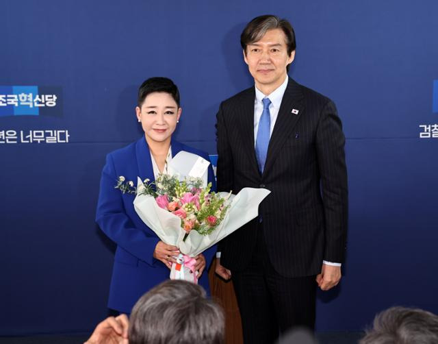 조국(오른쪽) 조국혁신당 대표가 11일 오전 서울 여의도 당사에서 열린 입당식에서 가수 리아와 기념촬영을 하고 있다. 뉴스1