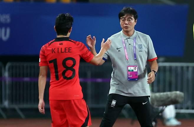 <yonhap photo-3987="">사진은 지난해 9월 항저우 아시안게임 당시 손흥민과 황선홍 감독의 모습. 사진=연합뉴스</yonhap>