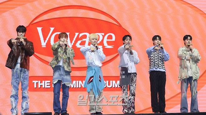 그룹 템페스트 은찬, 혁, 루, 한빈, 형섭, 태래(왼쪽부터)가 11일 오후 서울 광진구 예스24라이브홀에서 열린 미니 5집 'TEMPEST Voyage'(템페스트 보야지) 미디어 쇼케이스에 참석해 단체 인사를 하고 있다. 타이틀곡 '라잇하우스(LIGHTHOUSE)'는 내면의 성장통을 겪으며 더 단단해진 템페스트의 이야기를 고스란히 담았다. 서병수 기자 qudtn@edaily.co.kr /2023.03.11/
