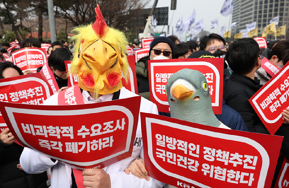 의대정원 증원을 둘러싼 정부와 의료진들의 갈등이 계속되고 있는 가운데, 흉부외과학회가 정부를 향해 "의료인들에게 행하는 제재와 위협을 중단하고, 사과하라"고 요구했다. 지난 3일 오후 서울 영등포구 여의대로에서 열린 의대정원 증원 및 필수의료패키지 저지를 위한 전국 의사 총궐기대회에서 참석자들이 피켓을 들고 구호를 외치고 있는 모습. [사진=뉴시스]