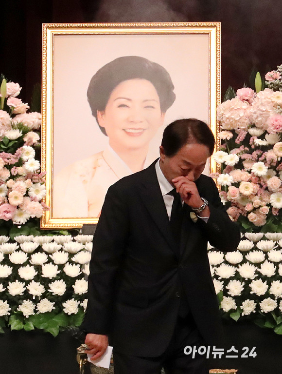 김영삼 전 대통령 부인 고 손명순 여사의 영결식이 11일 오전 서울 동작구 국립서울현충원 현충관에서 진행된 가운데 차남 김현철 김영삼대통령기념재단 이사장이 눈물을 훔치고 있다. [사진=곽영래 기자]