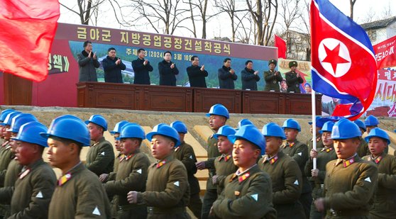 노동신문은 11일 "구장군·운산군·연탄군·은천군·재령군·동신군·우시군·고산군·이천군·함주군·금야군·김형직군·장풍군에서 '지방발전 20X10 정책' 지방공업공장 건설 착공식들이 연일 진행됐다"라고 보도했다. 사진은 지방공장 건설에 투입된 군 장병들이 행진하는 모습. 노동신문, 뉴스1