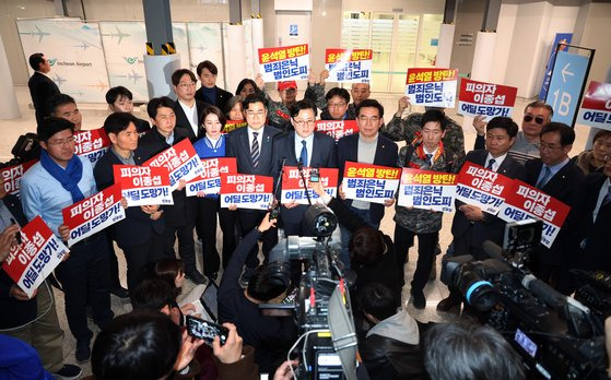 홍익표 더불어민주당 원내대표 등 민주당 지도부가 10일 오후 인천국제공항 제2터미널에서 해병대 수사 외압 의혹을 받고 있는 이종섭 주호주대사가 비행기에 탑승한 것으로 확인되자 규탄 발언을 하는 모습. 공동취재단. 뉴스1.