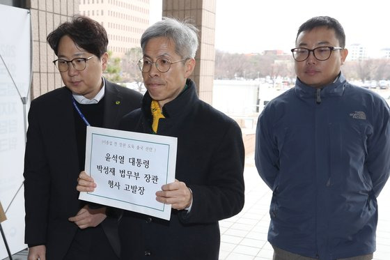 녹색정의당 권영국 비례대표 후보(가운데) 등이 11일 경기 과천시 고위공직자범죄수사처에 이종섭 전 국방부 장관 수사 방해 혐의로 윤석열 대통령과 박성재 법무부 장관 고발장을 접수하기 위해 이동하는 모습. 뉴스1.