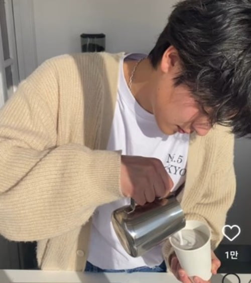 뷔를 닮은 직원으로 화제가 된 일본 시골카페 (출처=인스타그램)