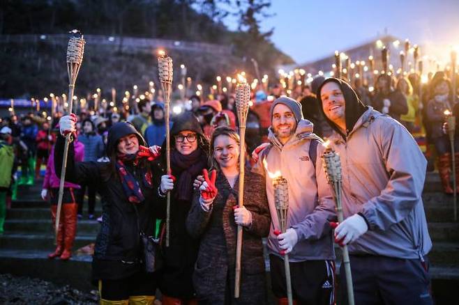 ‘봄의 시작, 신비의 바다에서!’라는 주제로 열리는 이번 축제는 진도군이 주최하고 진도군축제추진위원회가 주관하며 문화체육관광부와 전라남도, 한국관광공사가 후원한다. 진도군