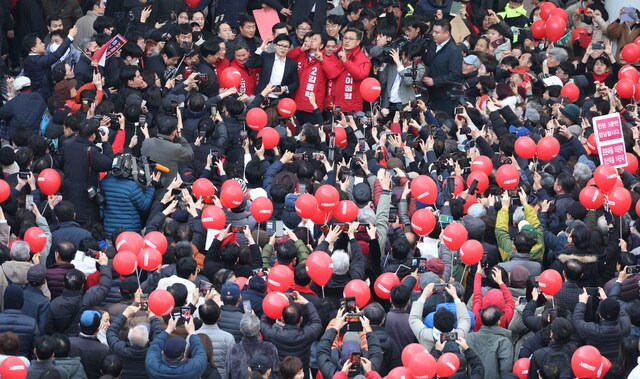 한동훈 국민의힘 비상대책위원장이 11일 오후 경기 고양 일산동구 라페스타 거리에서 시민들에게 인사를 하고 있다. 뉴시스 제공.