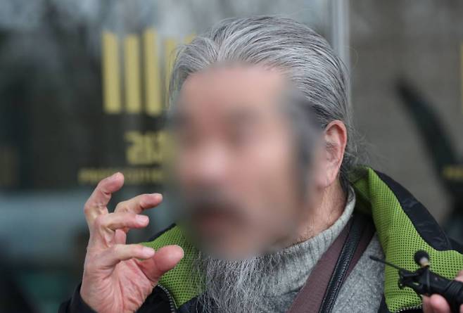 전자장치 부착 등에 관한 법률 위반 혐의로 불구속 기소된 아동성범죄자 조두순이 11일 오전 경기 안산시 단원구 수원지방검찰청 안산지청에서 첫 공판을 마친 뒤 취재진의 질문에 답하고 있다. /사진= 뉴스1