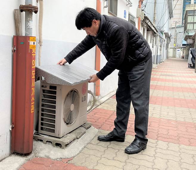 서울 영등포구는 에너지 효율을 높일 수 있는 에어컨 실외기 차양막을 2000가구에 무상 지원한다고 11일 밝혔다.[구로구 제공]