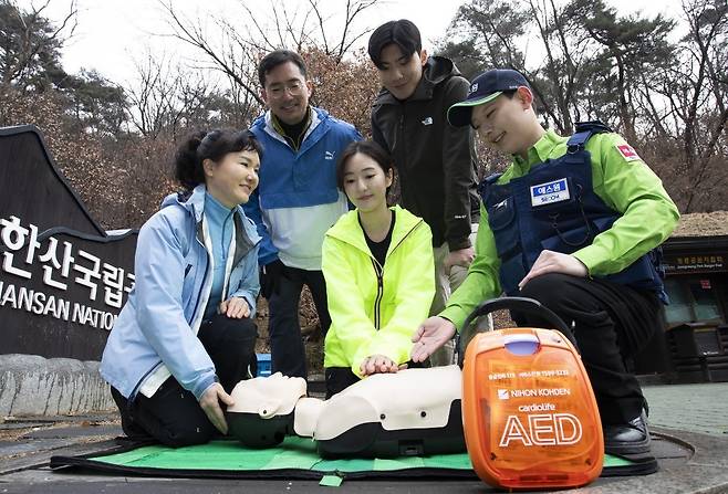 에스원 임직원이 공원 관계자에게 AED사용법을 안내하고 있다. [에스원 제공]