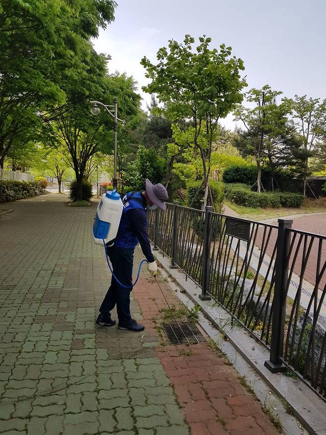 [양산=뉴시스] 양산시가 공동주택 등 찾아가는 모기유충 방제작업을 시행하고 있다. (사진=양산시 제공) 2024.03.11. photo@newsis.com *재판매 및 DB 금지