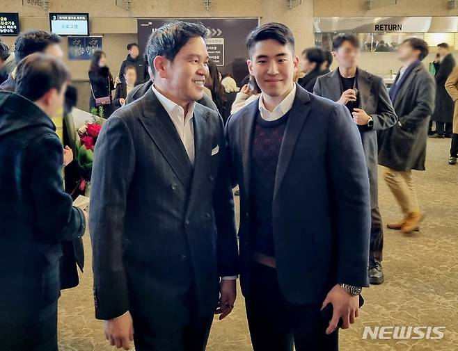 [서울=뉴시스] 이준호 기자= 정용진 신세계그룹 회장(왼쪽·당시 부회장)과 장남 정해찬씨가 지난해 12월 23일 오후 서울 서초구 예술의전당에서 열린 정 회장의 배우자 한지희씨의 플루트 독주회를 관람하기 앞서 참석자들과 인사를 나누고 있다. 정 회장은 현장에서 직접 정해찬씨를 취재진에 소개하기도 했다. 2023.12.23.juno22@newsis.com