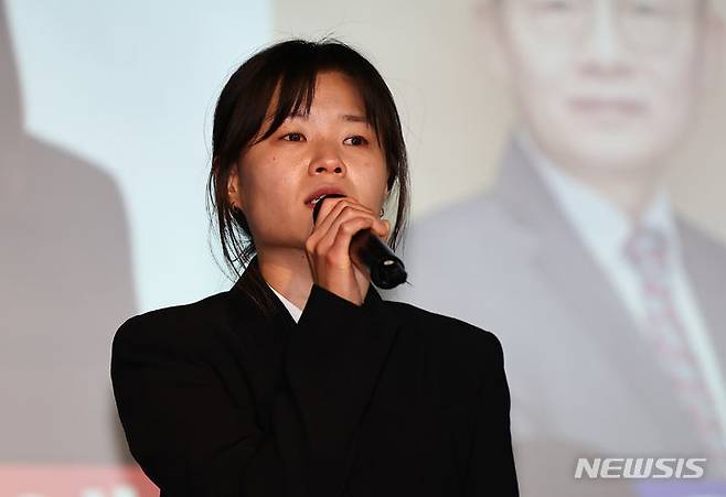 [서울=뉴시스] 김근수 기자 = 청년운동가 출신 국민후보 선출자 전지예 씨가 지난 10일 서울 중구 은행회관에서 열린 더불어민주연합 비례대표 국민후보 선출을 위한 공개 오디션에서 소감 발표를 하고 있다. 2024.03.10. ks@newsis.com