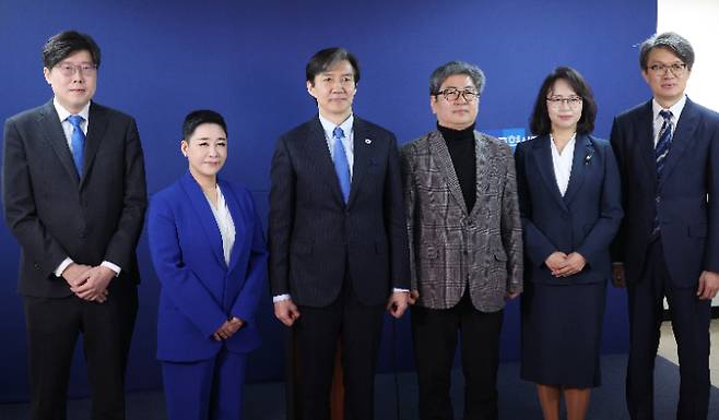 이규원 검사(왼쪽부터)와 가수 리아 등이 11일 여의도 조국혁신당 당사에서 열린 입당 환영식에서 조국 대표(왼쪽 세번째)와 함께 기념촬영을 하고 있다. 연합뉴스