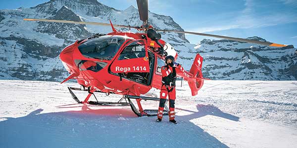스위스 구조헬리콥터단체REGA의 헬리콥터. 별도의 보험을 들지 않았거나, REGA를 후원하지 않는다면 출동 비용을 요구조자가 지불해야 한다. 사진 REGA.