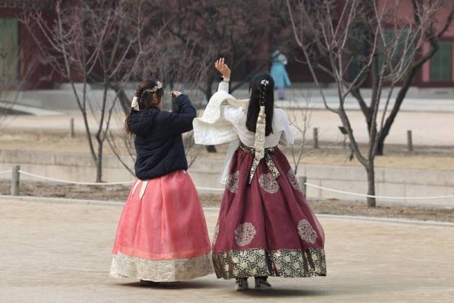 서울 종로구 경복궁을 찾은 외국인 관광객들이 즐거운 시간을 보내고 있다. 연합뉴스