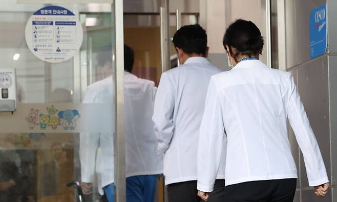 11일 의료진이 서울 종로구 서울대병원에 들어서고 있다. 연합뉴스