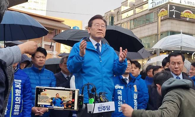 더불어민주당 이재명 대표가 11일 충남 천안시 동남구 신부동 문화공원에서 시민들을 상대로 연설하고 있다. 연합뉴스