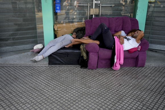 무너진 아르헨티나 경제 - 노숙인이 거리 소파에 누워있다. AP연합뉴스