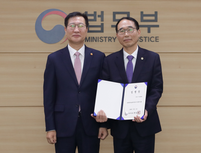 박성재 법무부 장관과 황영기 한국법무보호복지공단 신임 이사장(오른쪽)이 11일 기념 촬영을 하고 있다, 사진 제공=법무부