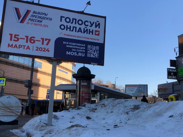 러시아 모스크바의 한 거리에서 대통령 선거 홍보 포스터 뒤로 특별군사작전 군사 모집 포스터가 보인다. 연합뉴스