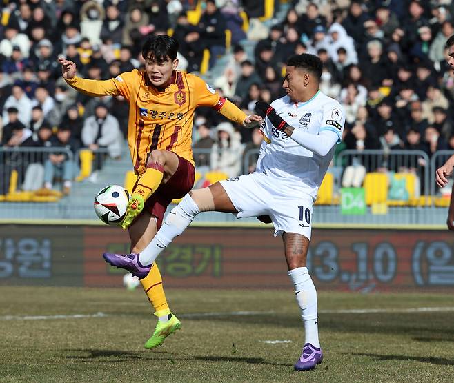 ▲ FC서울의 제시 린가드가 들어오자 찹쌀떡처럼 붙어 방어한 광주FC 중앙 미드필더 정호연. ⓒ연합뉴스