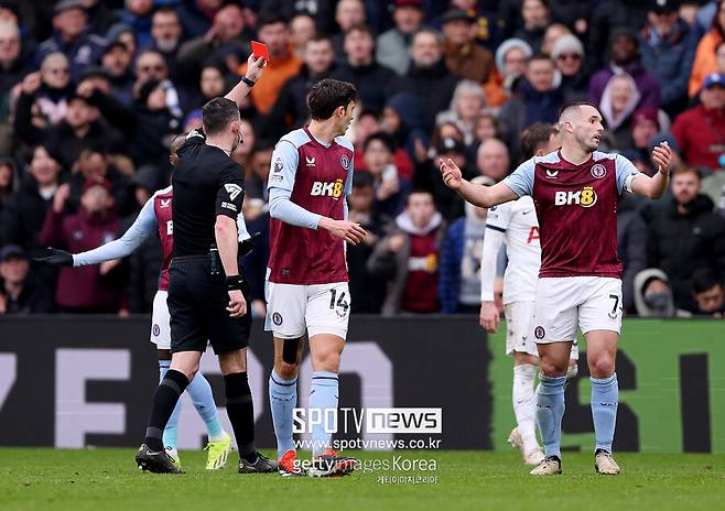▲ 존 맥긴이 10일(한국시간) 영국 버밍엄 빌라 파크에서 열린 2023-24시즌 잉글랜드 프리미어리그 28라운드에서 토트넘을 만났는데 후반전 데스티니 우도기에게 심각한 태클을 범해 레드카드 퇴장 명령을 받았다